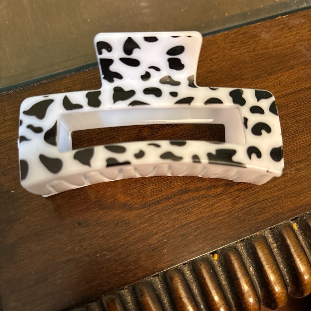 Stylish Black and White Hair Clip for women